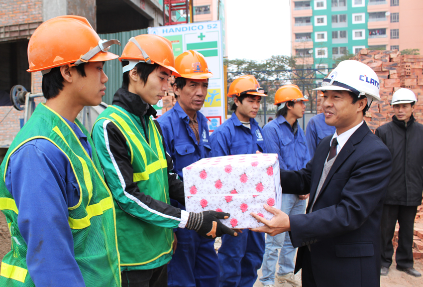 Công đoàn HANDICO chúc Tết công nhân thi công tại công trường xây dựng Nhà ở cho sinh viên Mỹ Đình II, Hà Nội nhân dịp Xuân Tân Mão 2011